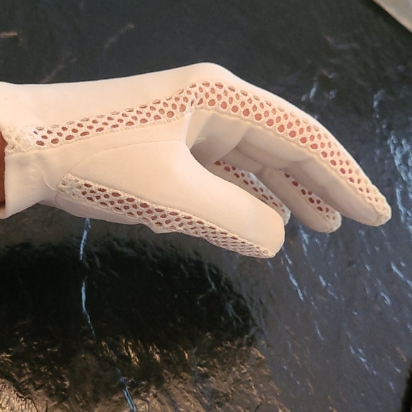 Short White Gloves with Mesh Sides Vintage - Picture 5 of 8
